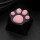 ピンクの黒い猫がキーキャップを一つつかむ。